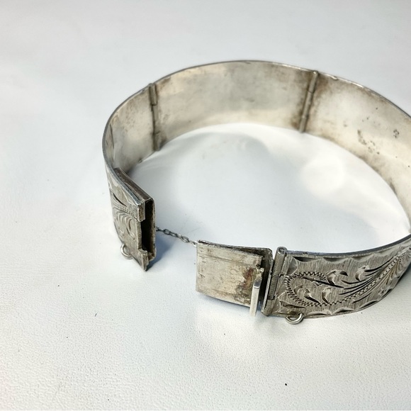 Vintage Mexican Sterling Silver Deeply Chased Hinged Panel Bracelet - Picture 5 of 8